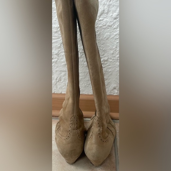 Lulu Guiness tan,suede, embroidered knee boots, leather sole/interior; 40 1/2 - Picture 8 of 14
